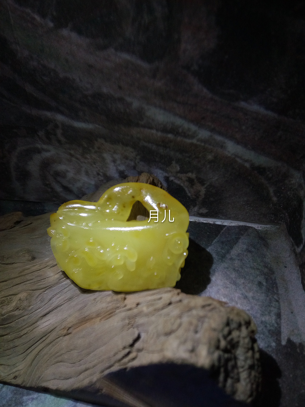 好久不发作品了~最近迷上蜜蜡雕刻