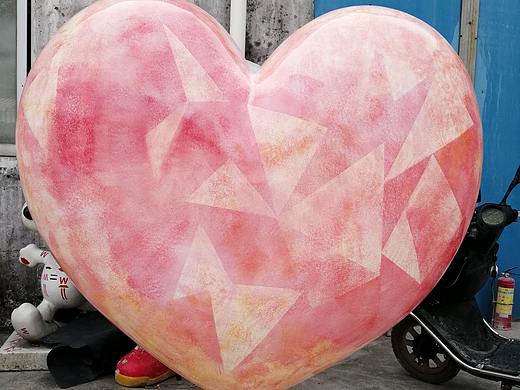 七夕节专属浪漫风格十足的大型玻璃钢心形造型雕塑定制