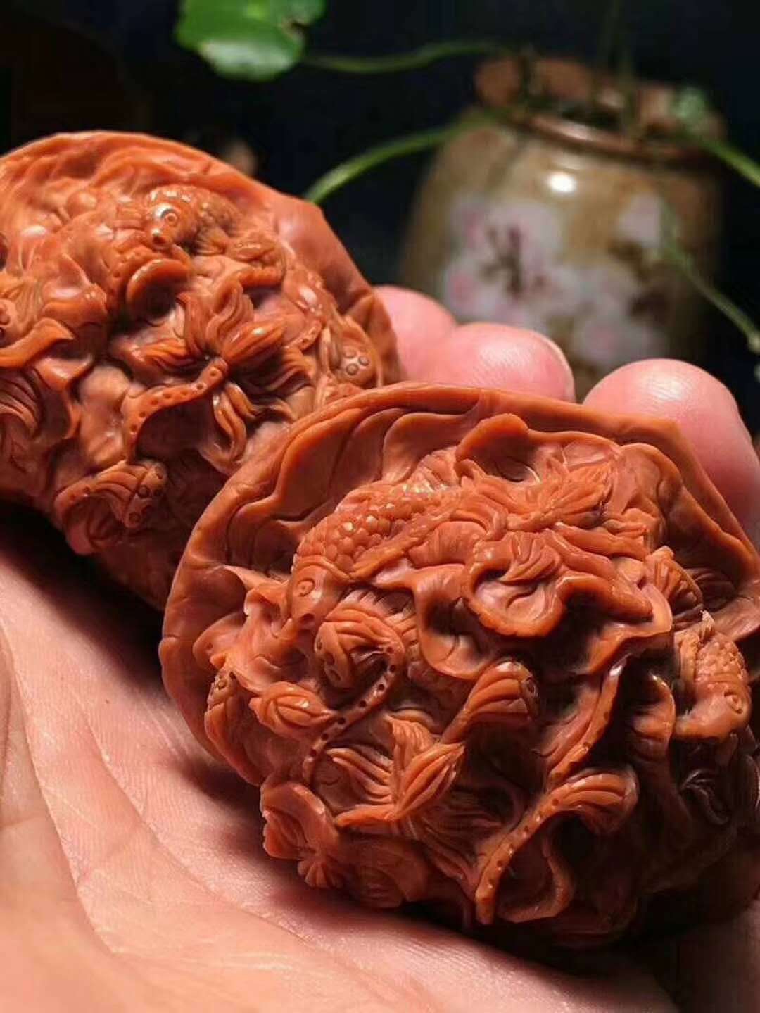 《鲤鱼戏莲》