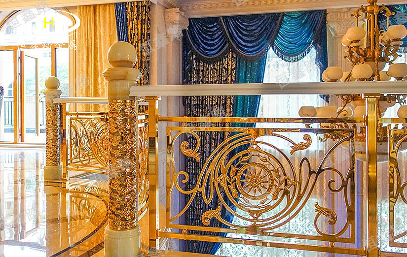 酒店金色铝艺弧形楼梯护栏