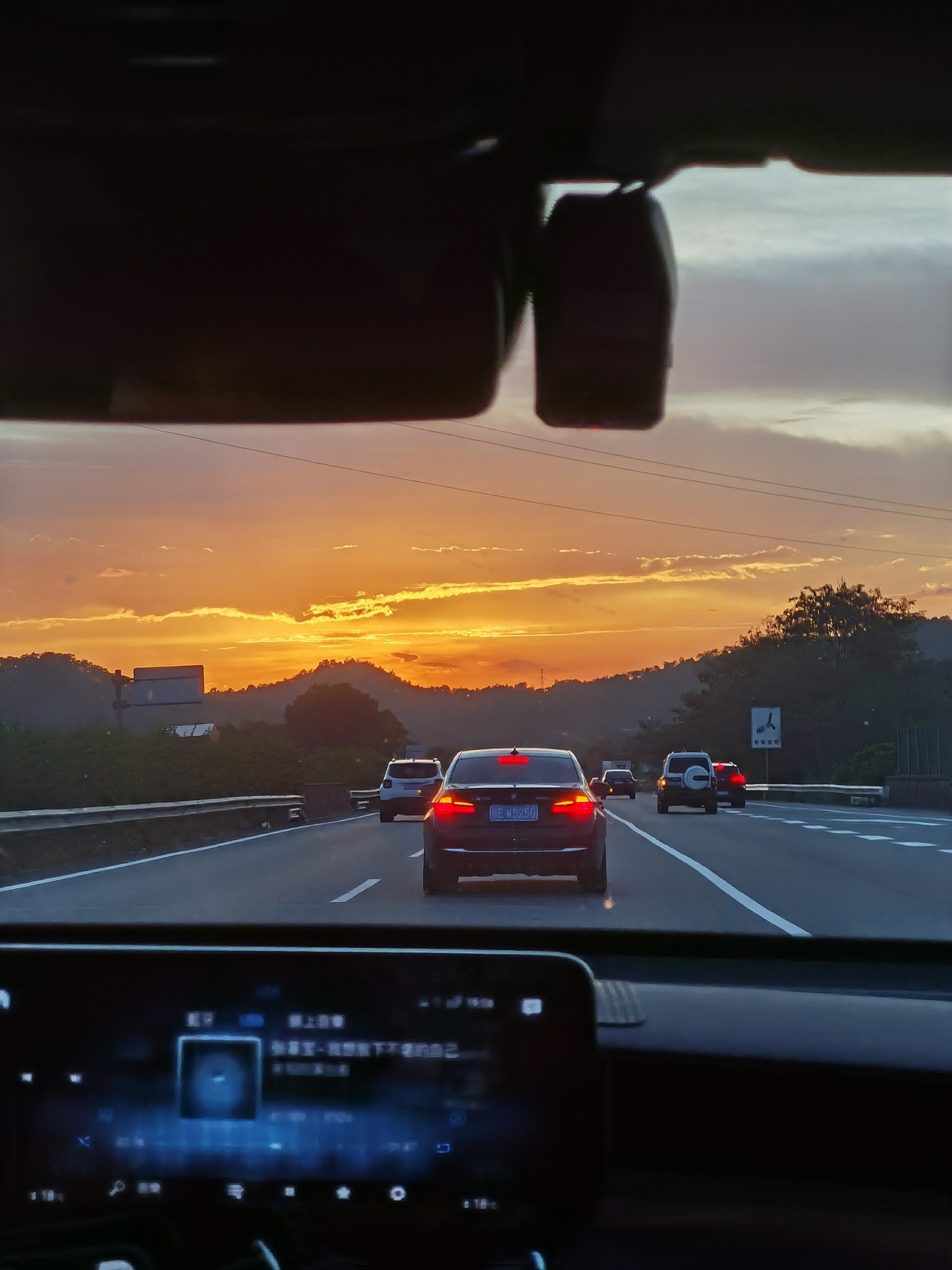 回家的路上啦~  玩了两天好累哦