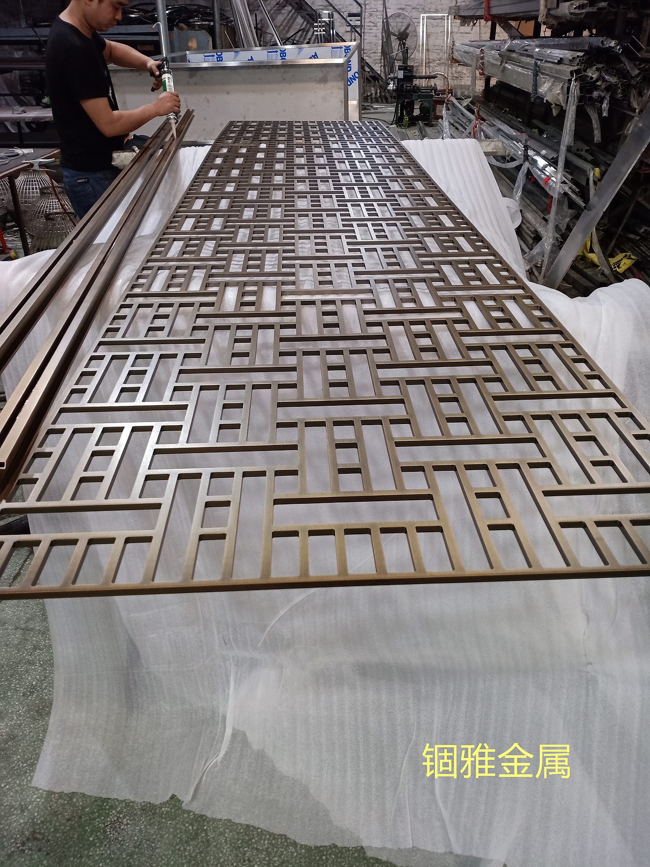 家庭装修仿古铜铝板镂空屏风花格装饰艺术效果极好（图ZMjU3MTUzMDEy） - 家装设计 - 站酷设计师锢雅18566019743原创素材 - 站酷ZCOOL