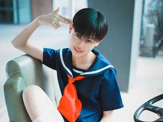 很A的短发小姐姐