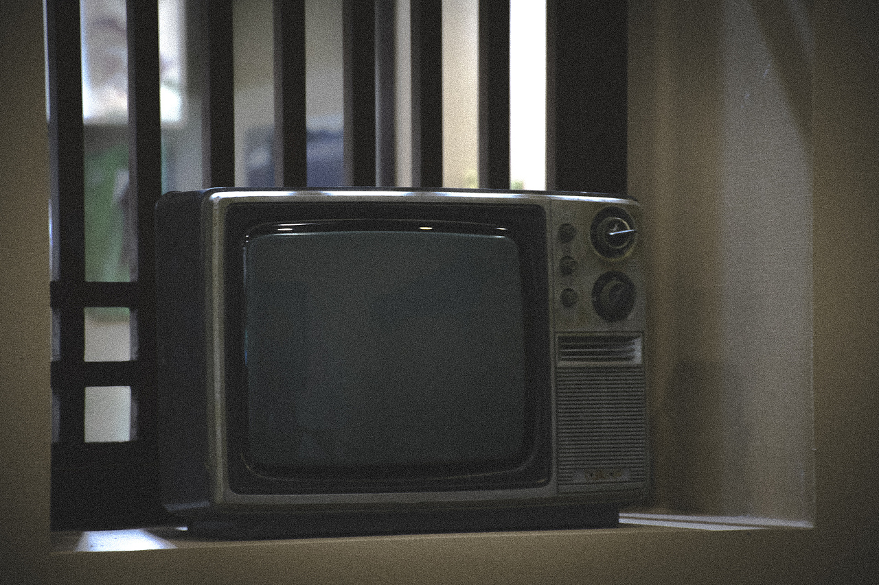 老旧电视机|摄影|人像摄影|aiml1998_原创作品-站酷(zcool)