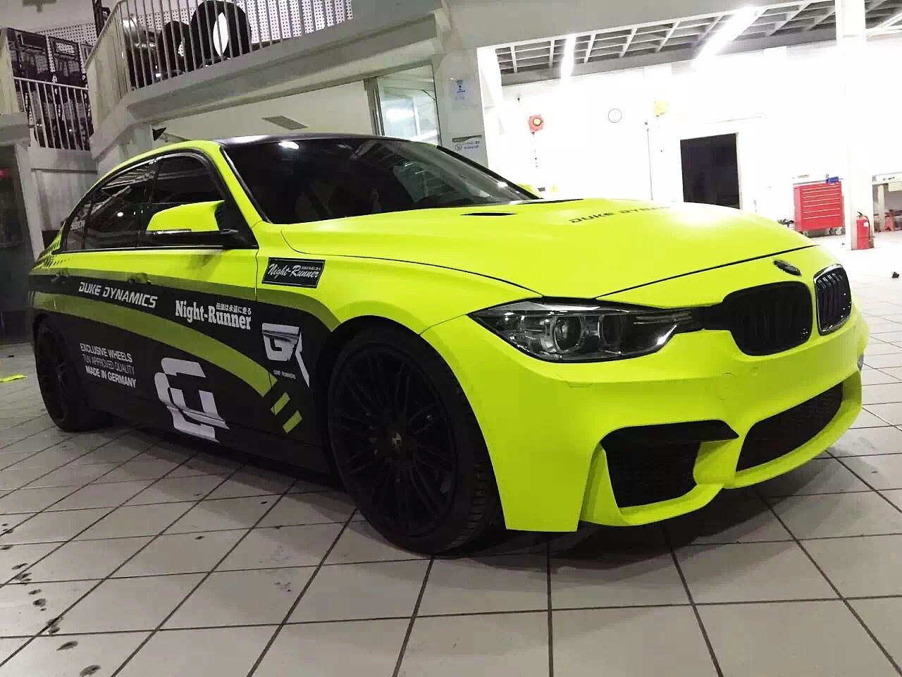 宝马三系夜行者主题车身涂装