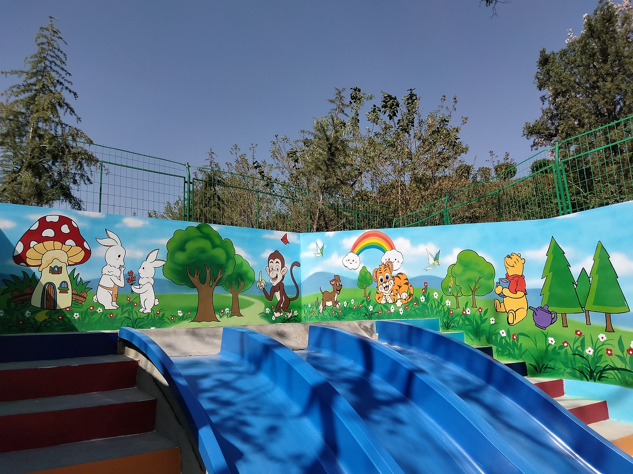 卡通墙绘滑滑梯彩绘楼梯彩绘小动物墙绘