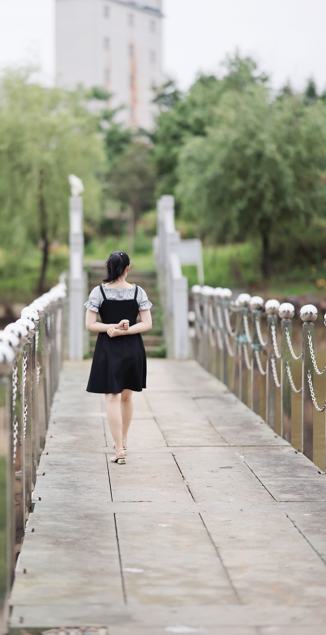 如果你听见风中有些动静,可能是我在想你。