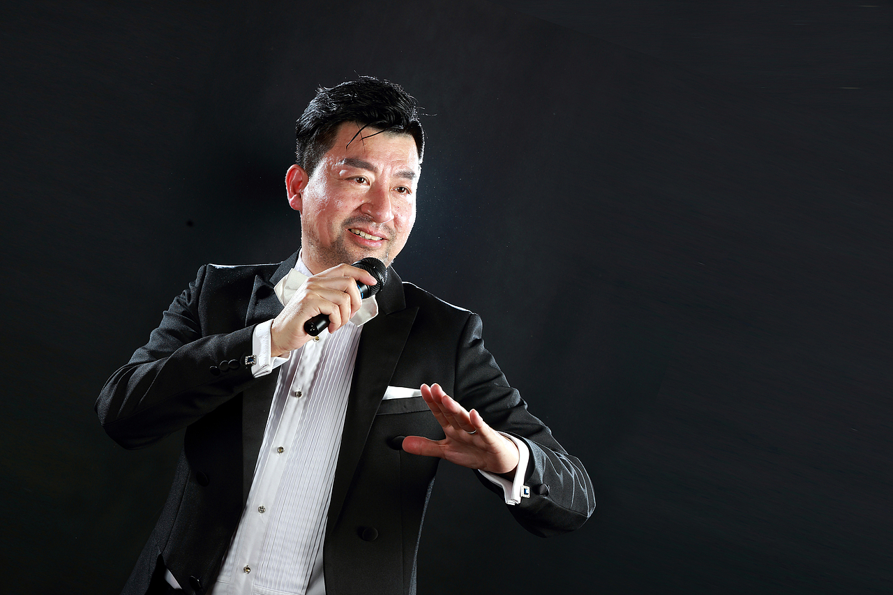 男高音歌唱演员王庆伟