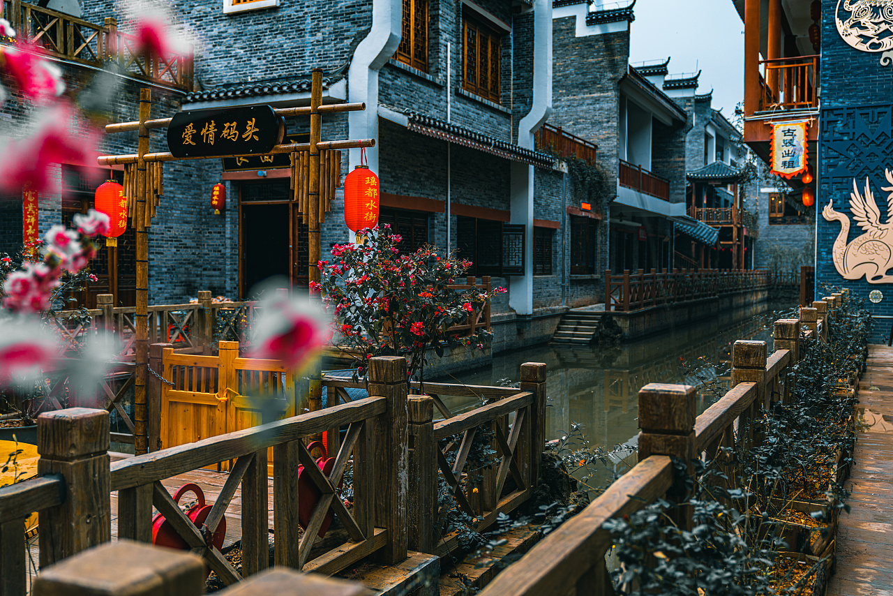 【携程攻略】北京古北水镇景点,古北水镇在北京密云县，小镇依水而建，一派江南水乡风光。 小镇…