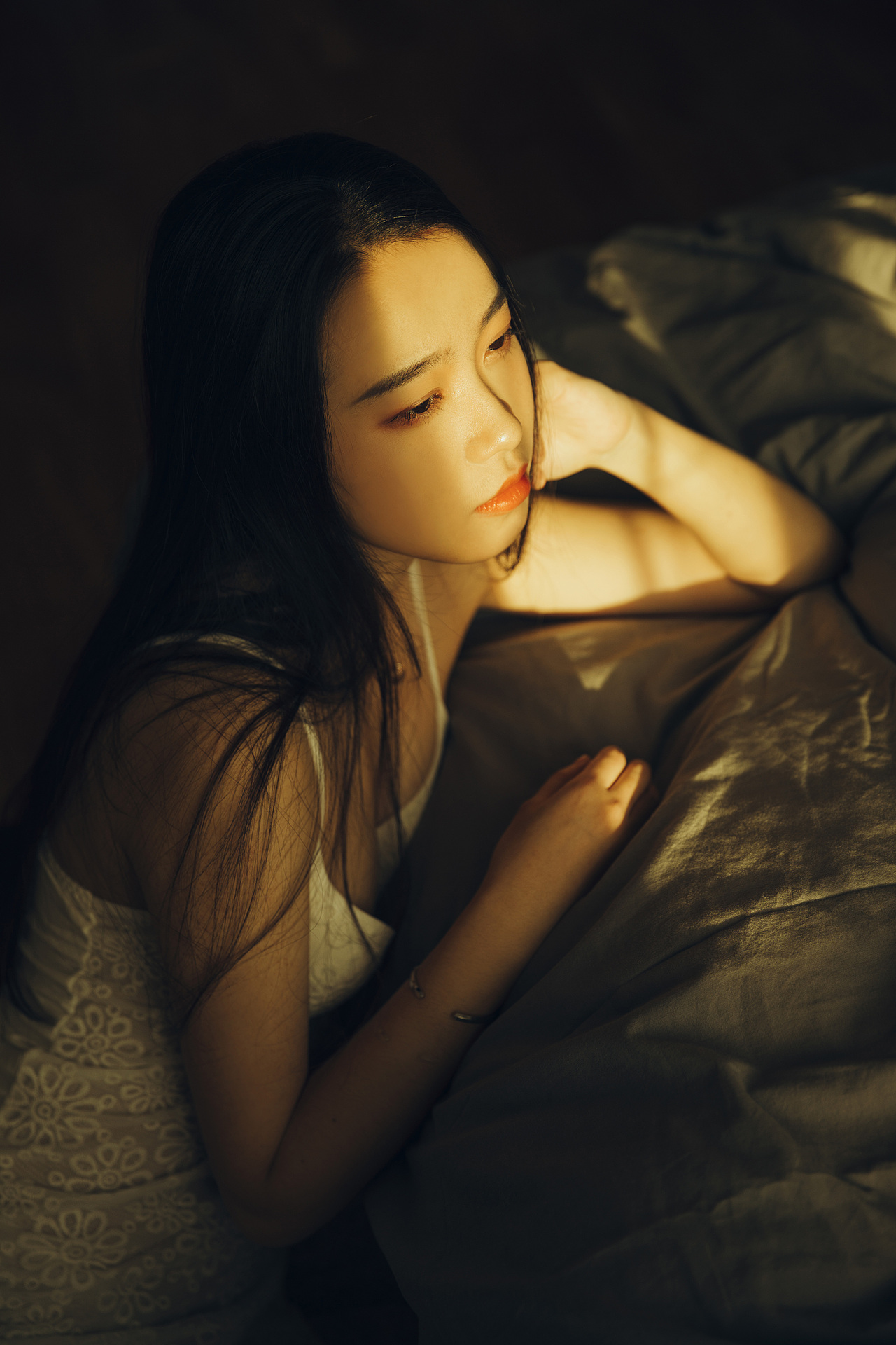 最是那一低头的温柔 像一朵水莲花不胜凉风的娇羞（图ZOTg3NTU5MzY=） - 人像摄影 - 站酷设计师吉诃德在造飞机原创素材 - 站酷ZCOOL