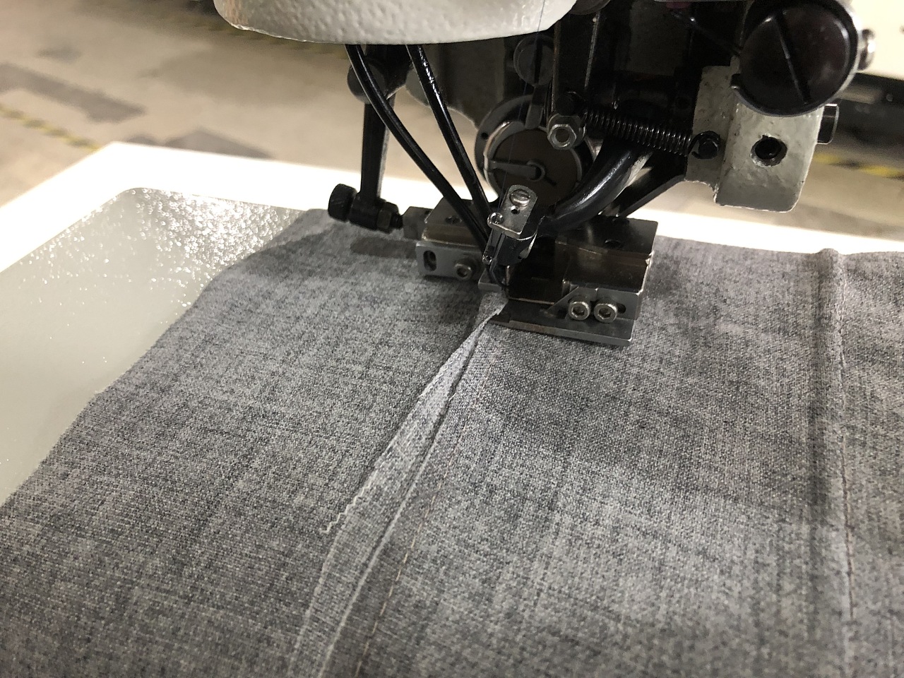 羊绒大衣撬边机仿手工暗缝机