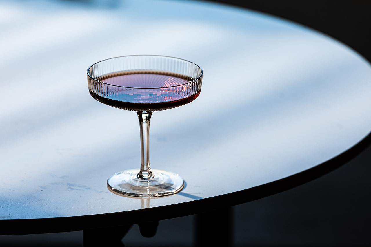 《蓝眼泪》| 高脚杯 | 葡萄酒杯 | 玻璃杯 | 饮具（图ZMjQ3NjkzNjE2） - 产品摄影 - 站酷设计师一毛拍美器原创素材 - 站酷ZCOOL