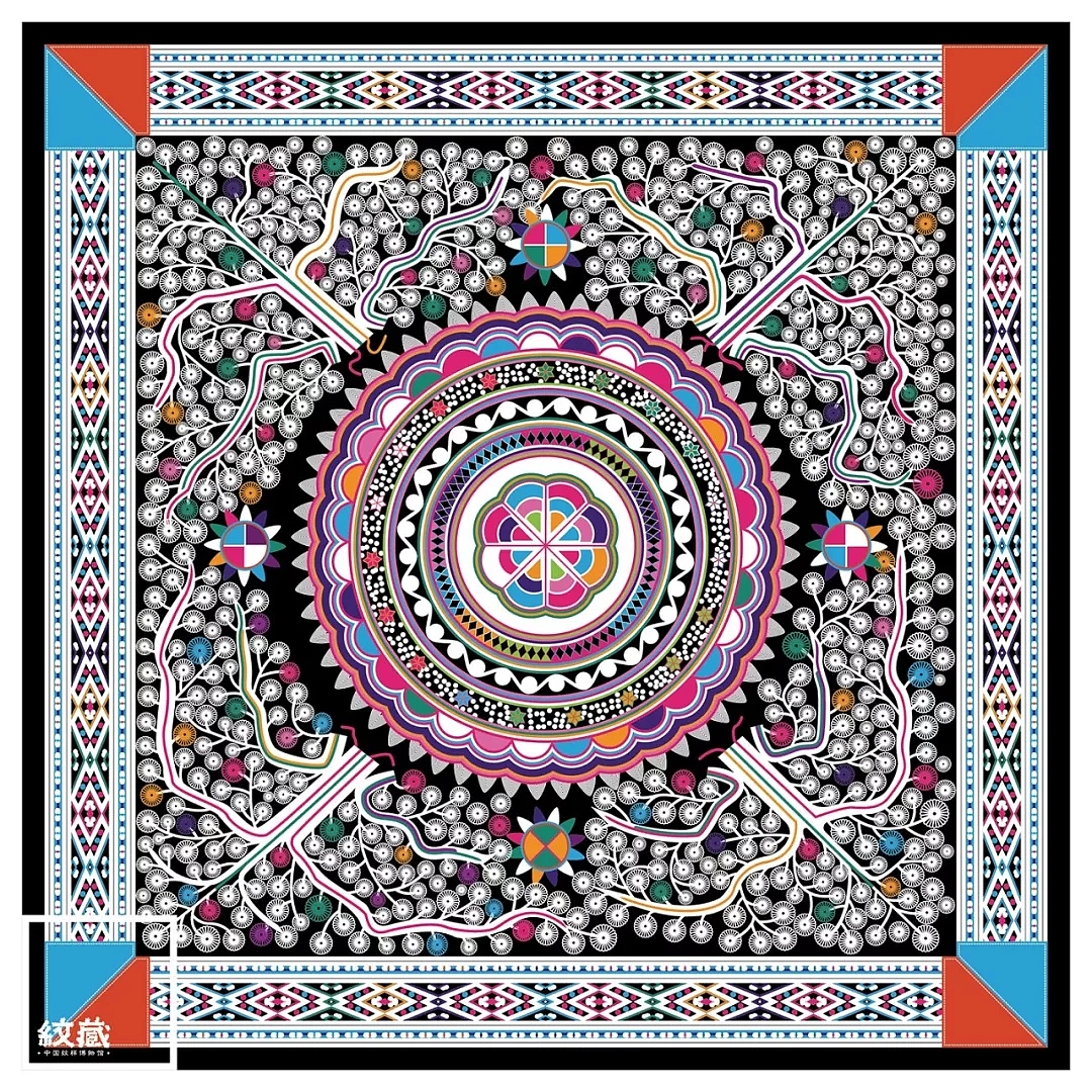 ↑名称:太阳榕树花纹刺绣背带盖片 编号:DZBD004 民族:侗族 来源:服饰 年代:近现代 地区:广西三江