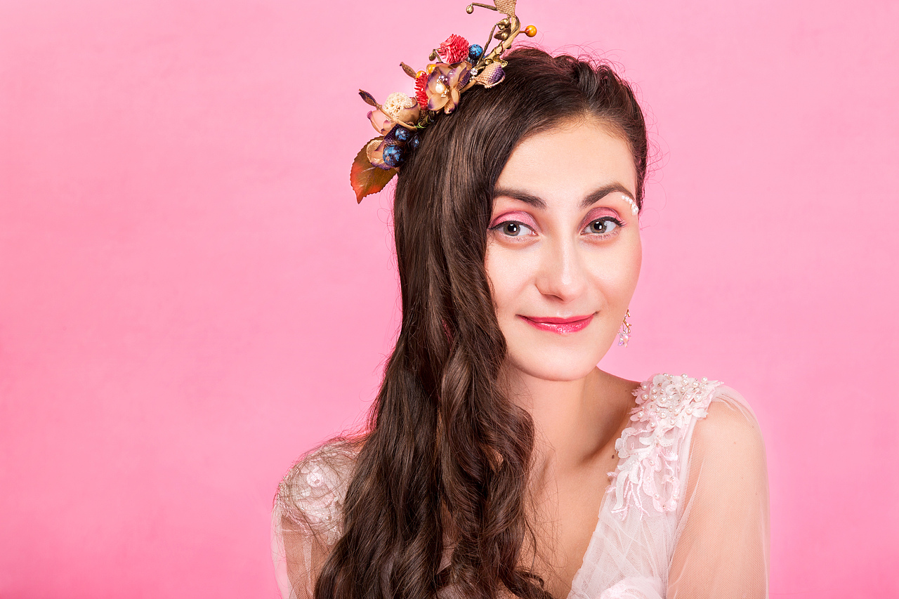 二八正当年,出水胜芙蓉