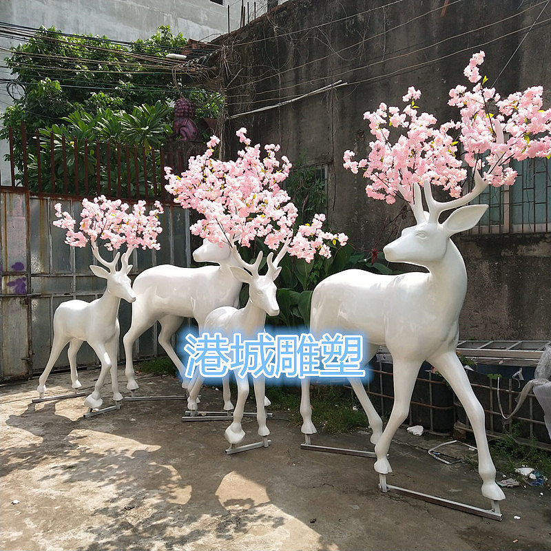 桃花林景区玻璃钢抽象梅花鹿雕塑成生态观光旅游风景区