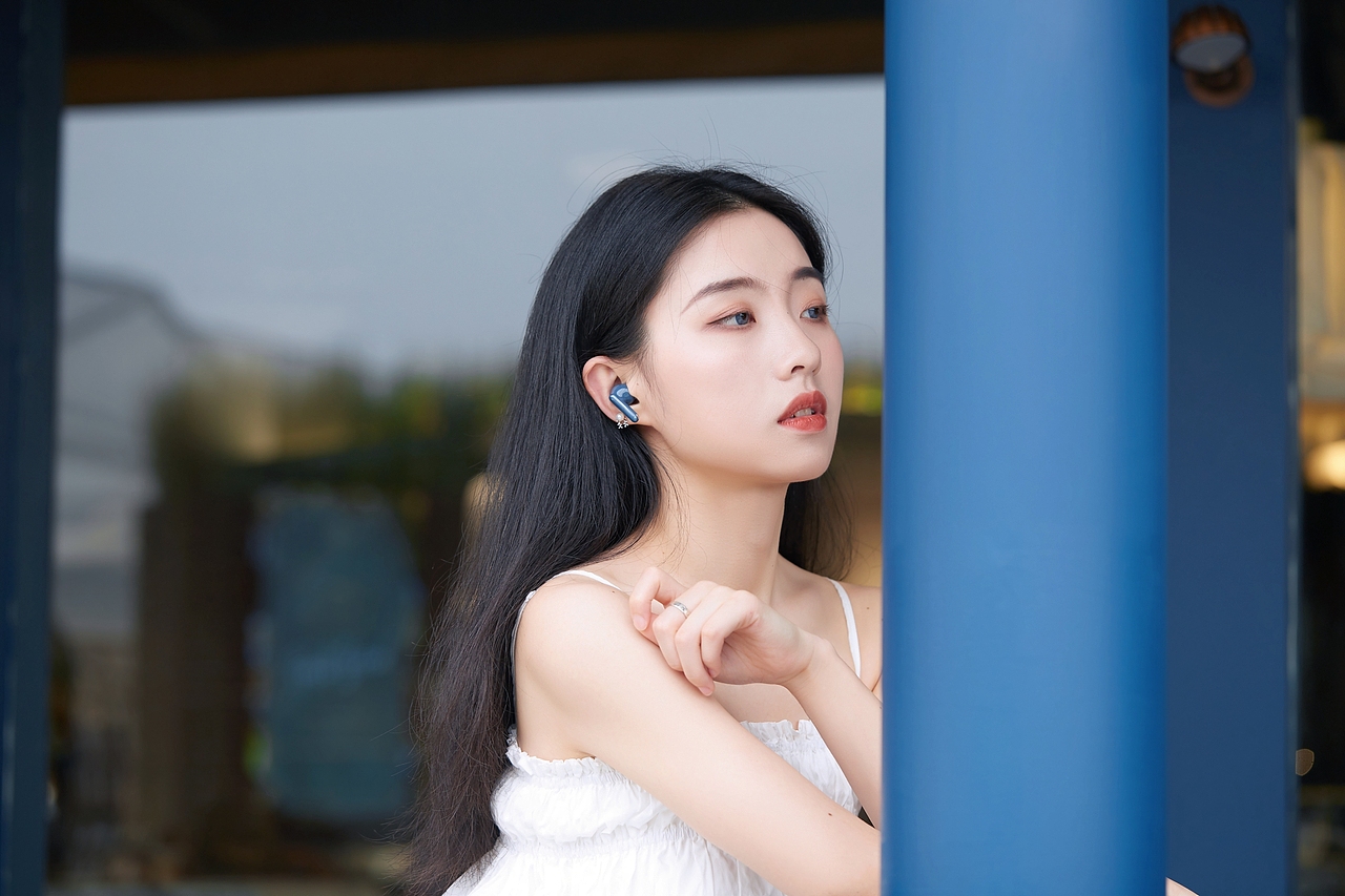 OPPO Enco X蓝色外拍图赏 模特:叶子