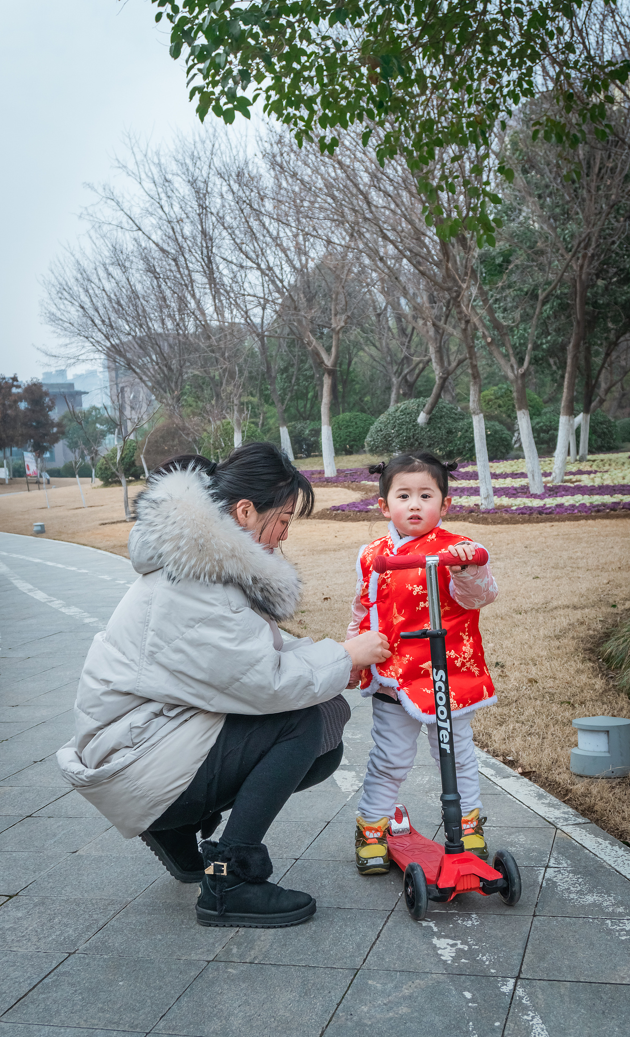 小郑三岁了-《公园玩耍》