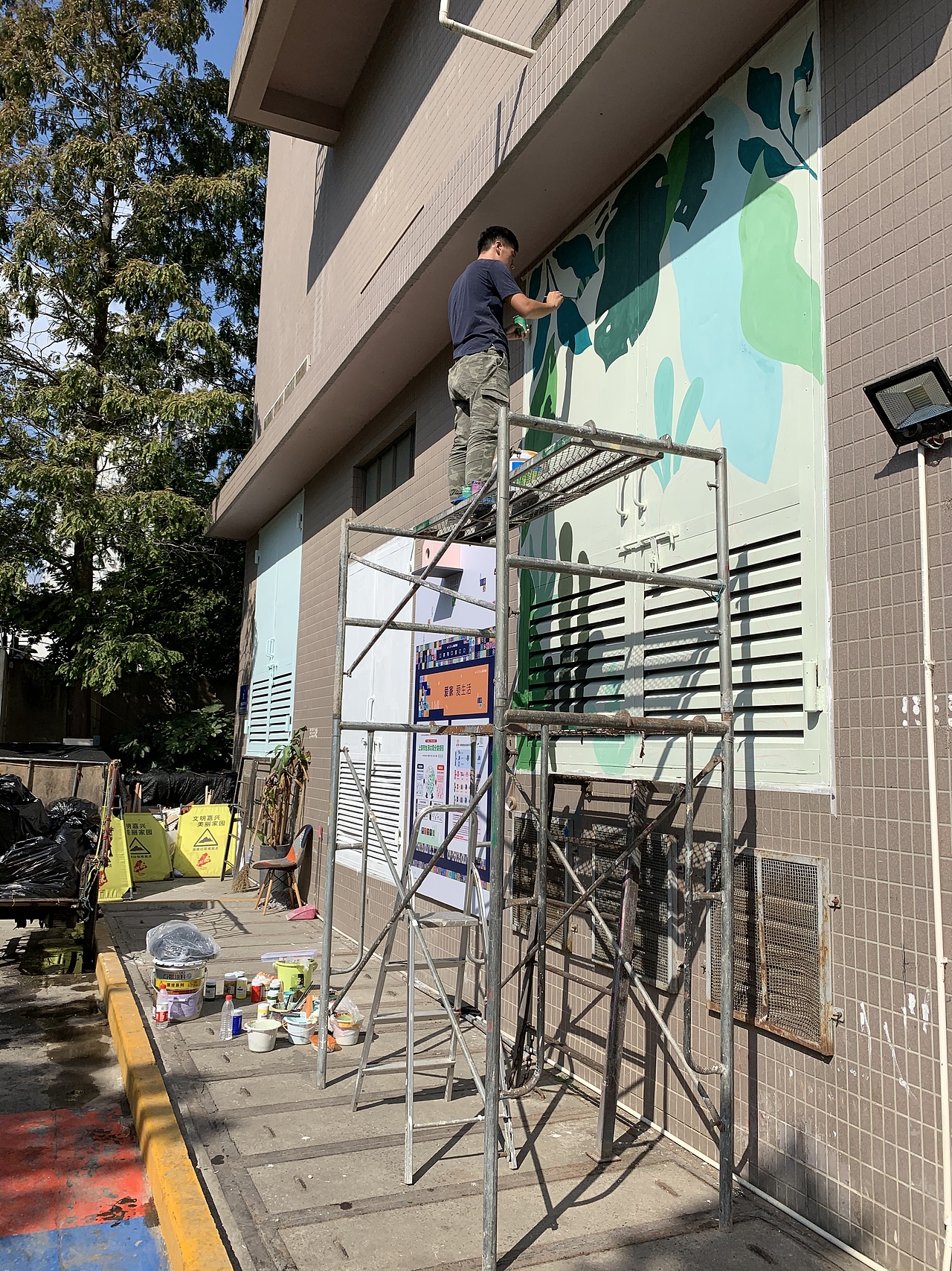 垃圾房彩绘    画师的一天天