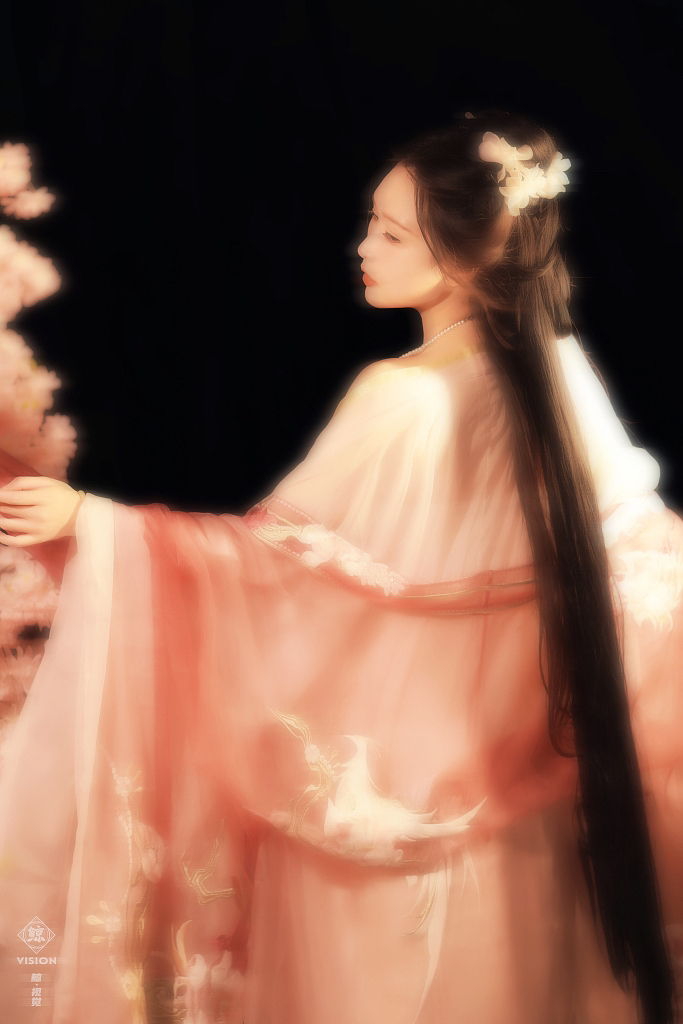情人手里的朦胧感【汉服】（图ZMzE0MTU5Mzg4） - 人像摄影 - 站酷设计师摄影师Whale原创素材 - 站酷ZCOOL
