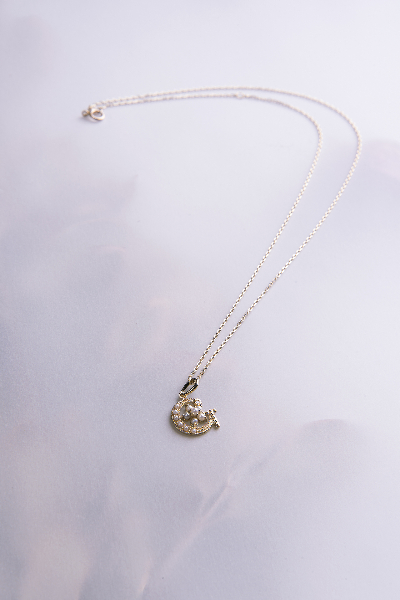 带珍珠的字母项链（图ZMTYxNzY5NDI0） - 产品摄影 - 站酷设计师Dim750原创素材 - 站酷ZCOOL