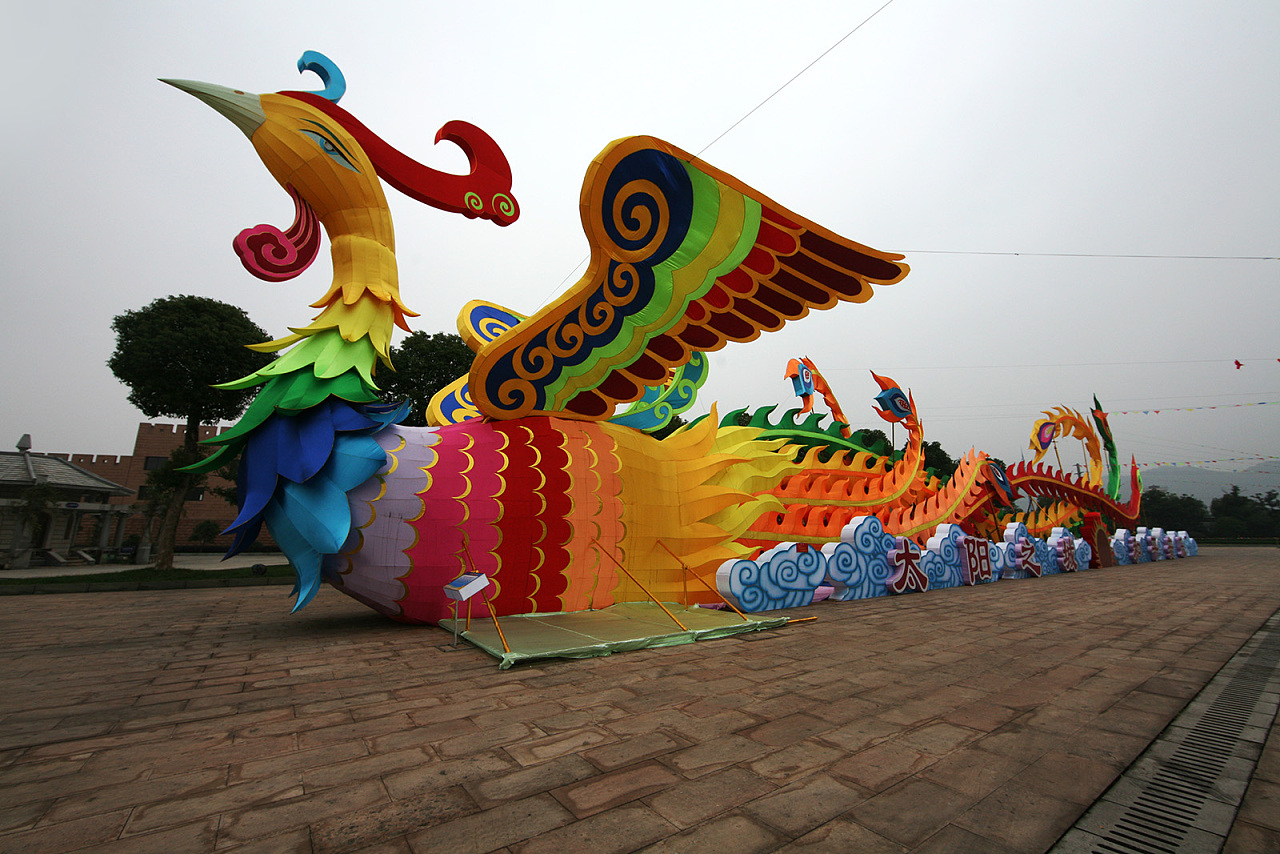 一条百米长的凤凰