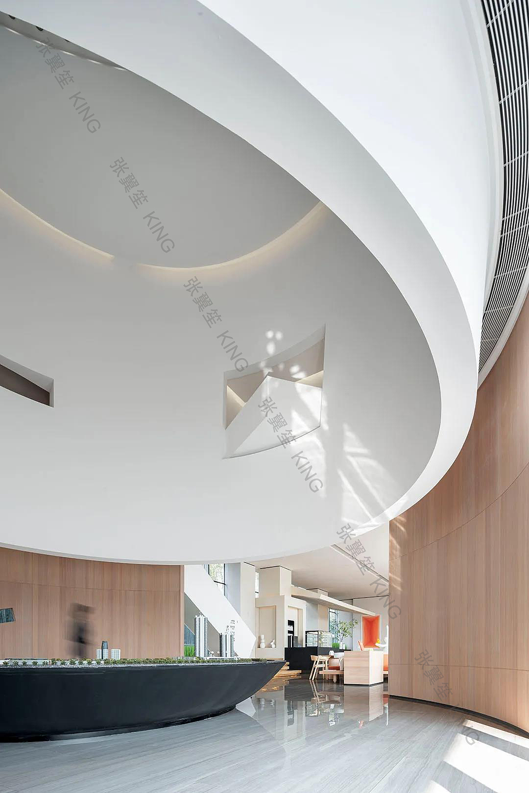 将原有的空间结构打碎重造,将天花进行挑空,在沙盘区构造圆形天井.