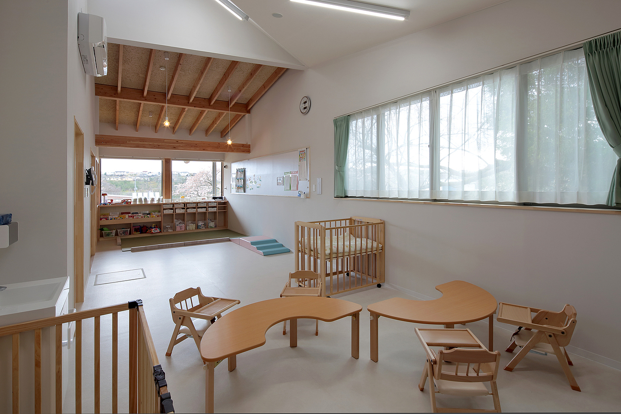 幼儿园设计丨木平台和屋檐相连激发孩子对户外的兴趣