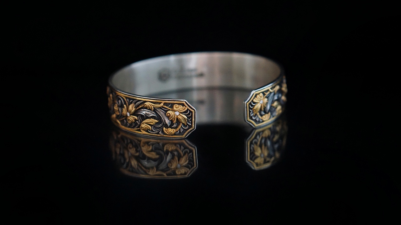 【手工雕刻唐草花纹纯银手镯】 