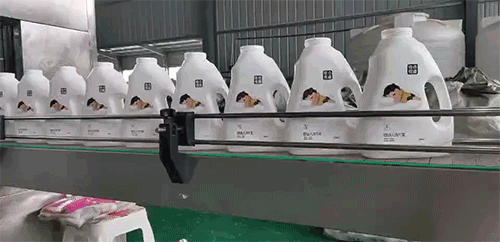 洗护用品的包装同质化相对严重,我们以全新的元素与概念诠释品牌初心,把“用心”贯穿整个设计过程,最终助力依点依滴品牌实现从0到300万月销量,同时渠道加速扩张,真正做到用差异化的包装设计赋予品牌卖货能力,而不只是单纯的营销噱头。