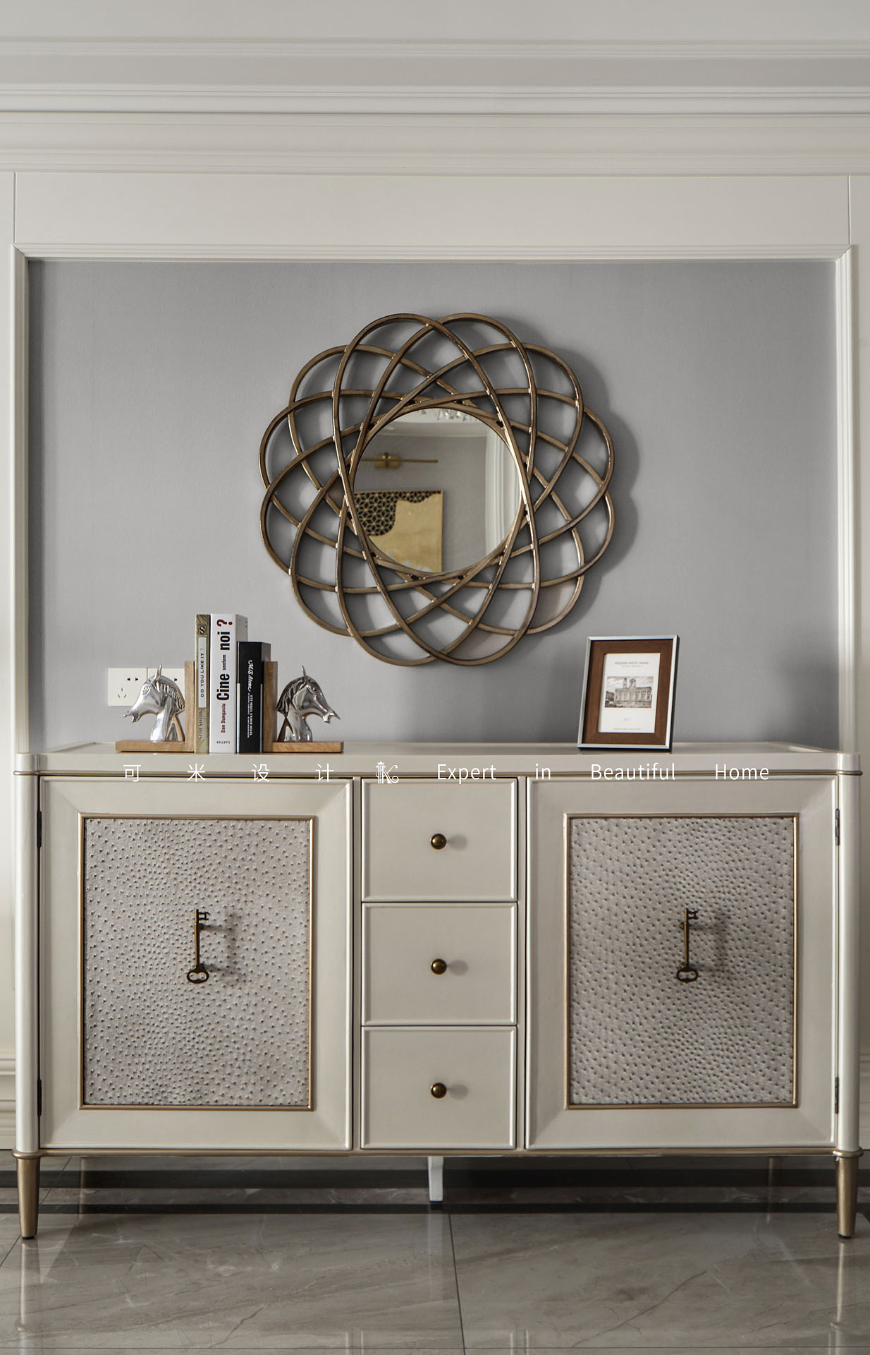 墙上的装饰镜个性,时尚,散发出别样的艺术气息.