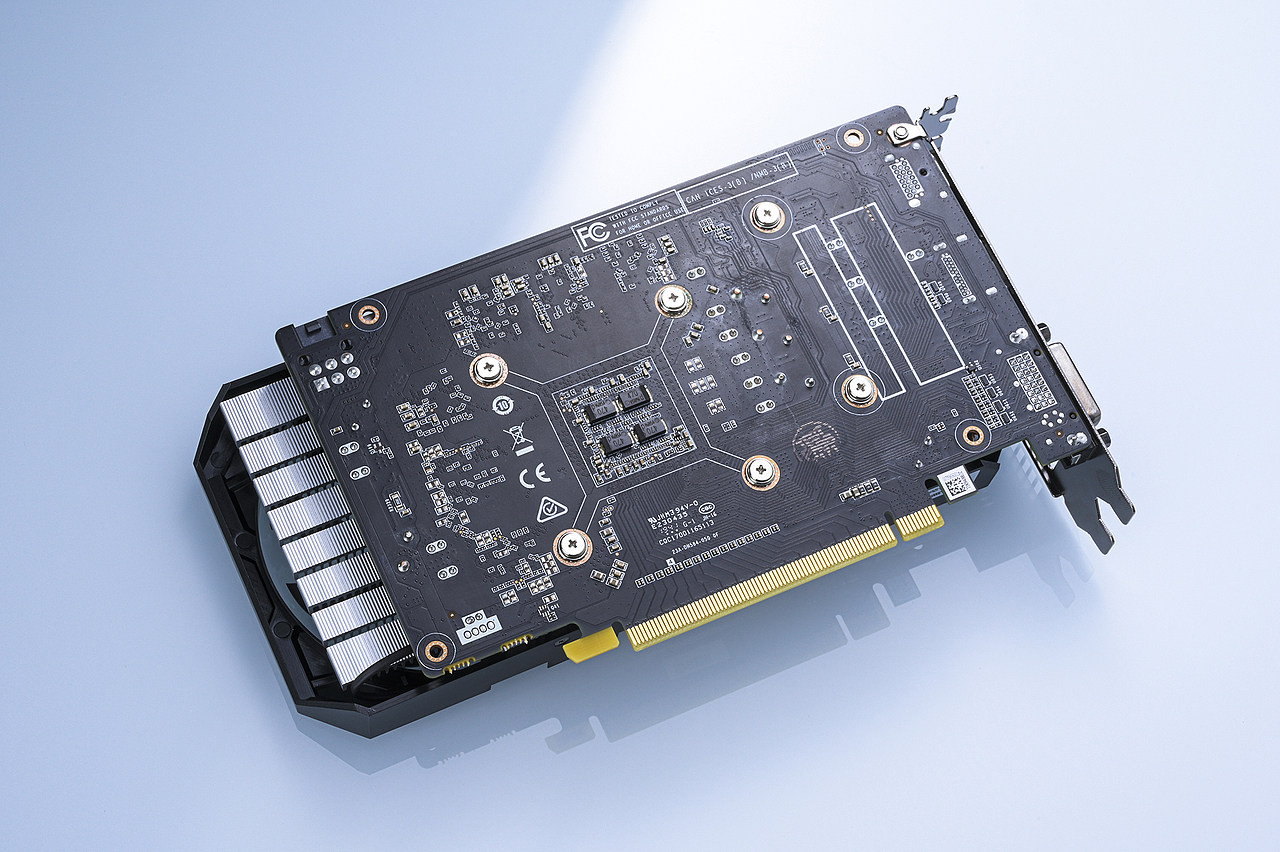 索泰GTX 1650S B显卡图赏