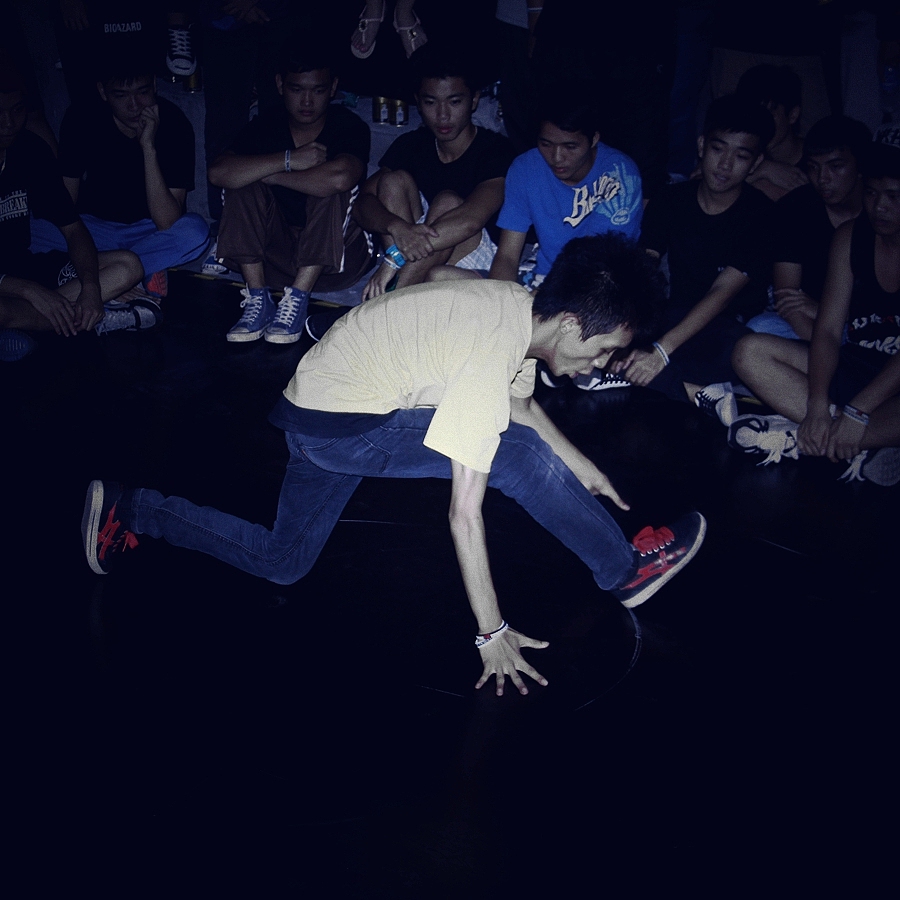 表情,鞋痕,可见力度之大啊