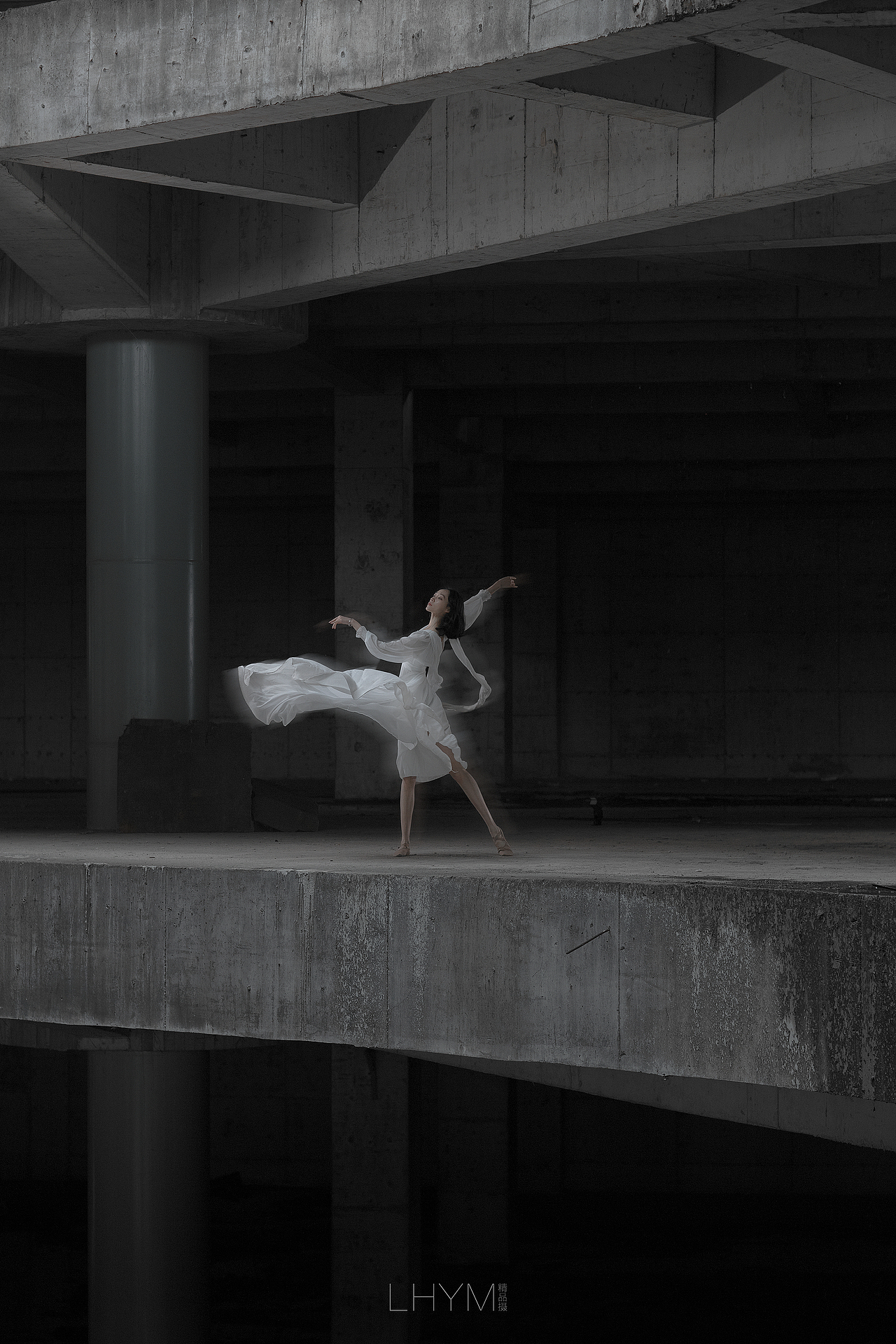 舞蹈 | 废墟中的光影，真实与虚幻中的舞美（图ZMjU1NjE0ODA4） - 人像摄影 - 站酷设计师宏密视觉原创素材 - 站酷ZCOOL