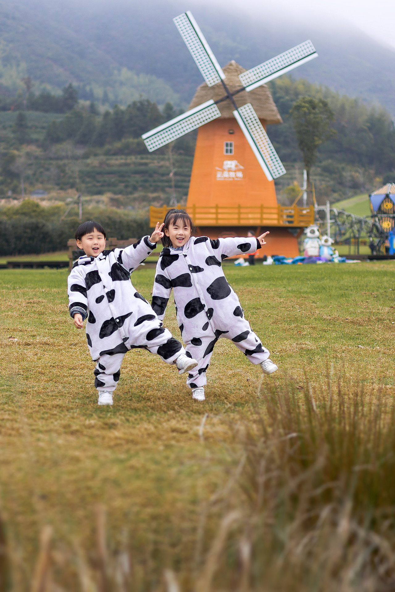 我家奶牛姑娘和他的奶牛小伙伴（圖ZMjU3OTMxMDgw） - 人像攝影 - 站酷設計師潮哥CHAOGE原創(chuàng)素材 - 站酷ZCOOL