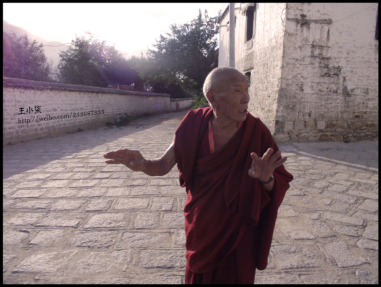 色拉寺的老喇嘛,从他身上我认识到了慈祥,热情,坚定、他不会说汉语,用藏语和我和我的朋友交流。还纠正我们说错的藏语、他离去的背影我脑海中只剩下一个词语:坚定。