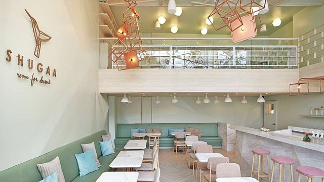 技巧二：店内颜色搭配简洁
<br>想让小空间看起来不那么拥挤，不要选择深沉而压抑的色调，尽量选用浅色为主色调。色调的精简不代表寡淡，温馨的黄色大理石瓷砖与雅致的灰色墙壁搭配，没有复杂的拼花与隔断，清新淡雅。视觉上的统一效果，加大了空间的连贯性和延伸性。