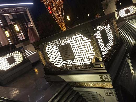 古铜色不锈钢灯箱