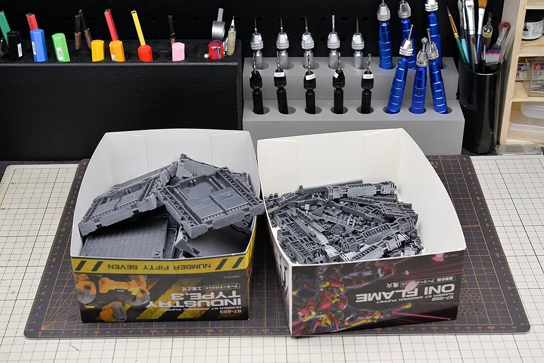 有了搭建城楼的想法后我就去闲鱼上收了几组玩家闲置的No.57场景模块,有工业三式的也有鬼火的,加上我自己的勉强凑够了10套,怎么想都还是不够,某位玩家了解情况后主动赞助了我更多的模块,最后达到了惊人的22套,才让这个鬼火城得以实现!