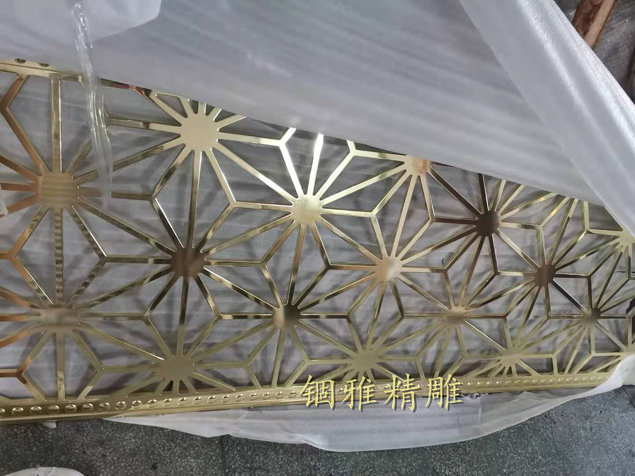 铝板雕刻钛金花格，铝艺镀金花格屏风