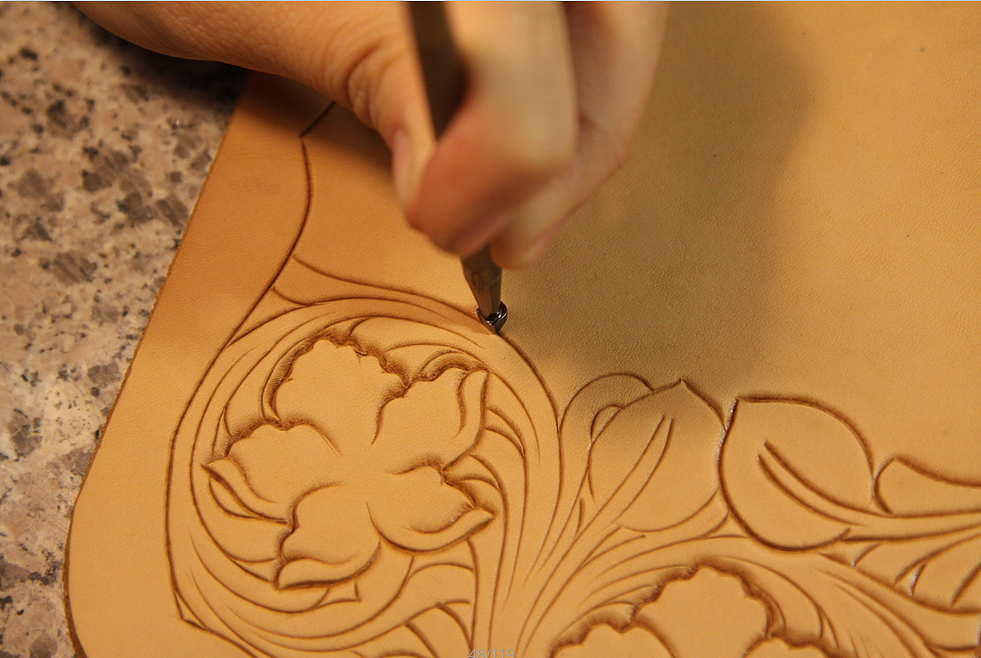 匠心——手工皮具 女款手包 手工包是如何诞生的（图ZMjM4MDY2Njg=） - 工艺品设计 - 站酷设计师皮雕达人原创素材 - 站酷ZCOOL