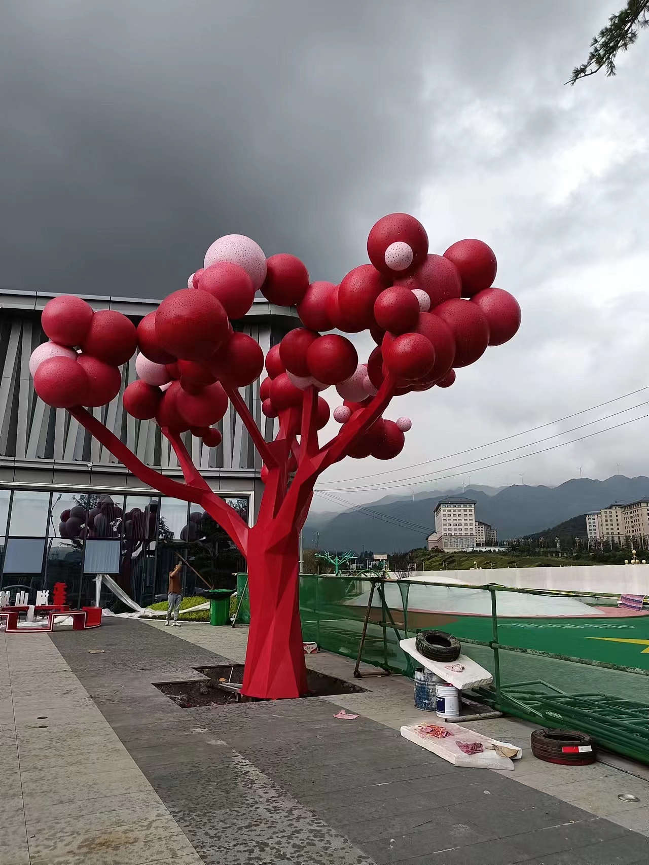 昆明-售楼部-树🌲生产-制作-安装过程展示（图ZMzQ4Nzc2Mzg0） - 雕塑 - 站酷设计师德森雕塑标识景观原创素材 - 站酷ZCOOL