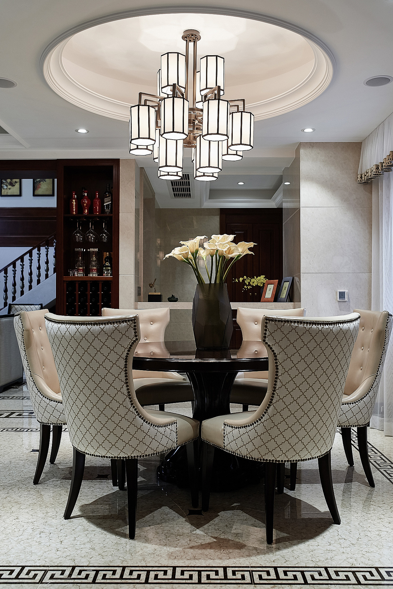 ▲【餐厅】暖色调的餐椅,镶边的白纱,高贵,素净。吧台的悠然自得,更为美味佳肴的上桌提供更便捷的途径。