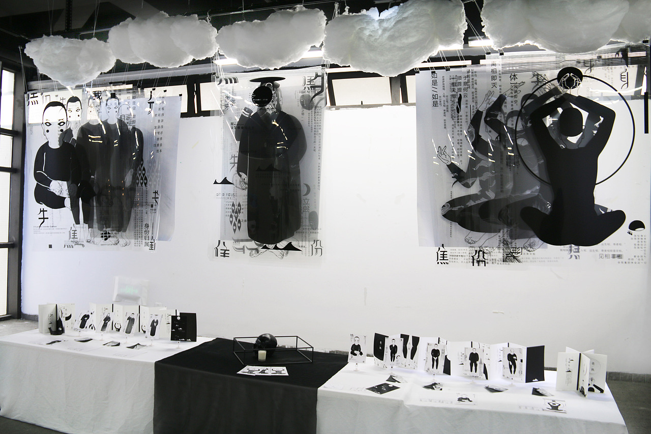 布展的现场 以菲林材质作为海报的展示材料。透明的叠影暗合“身份失焦”的状态。