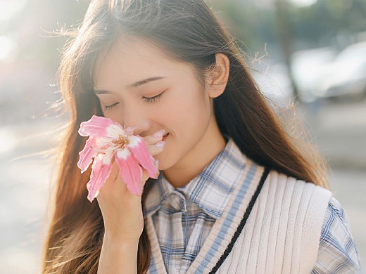 攀花笑入春风里