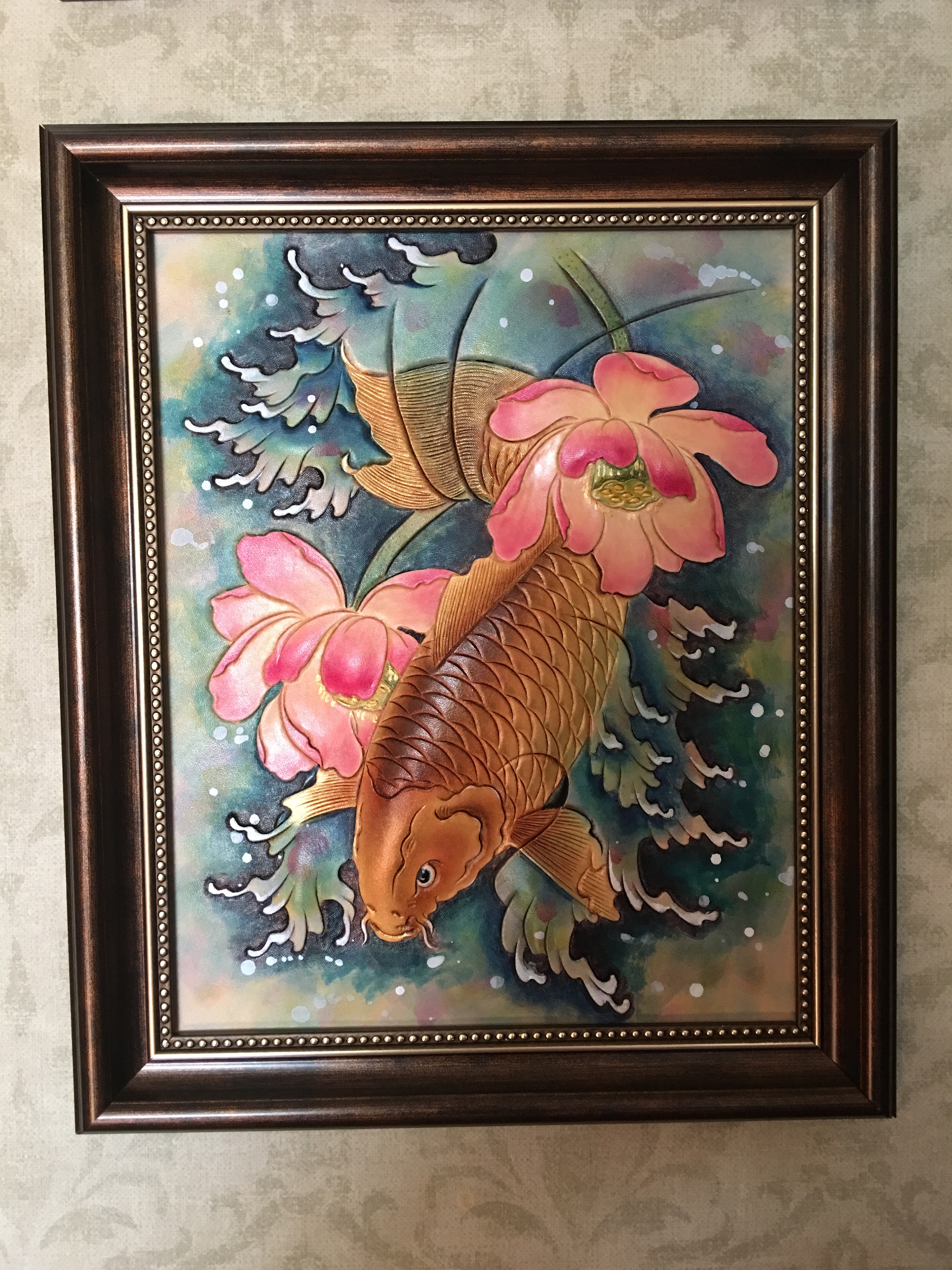 皮雕画—-旺财锦鲤荷花
