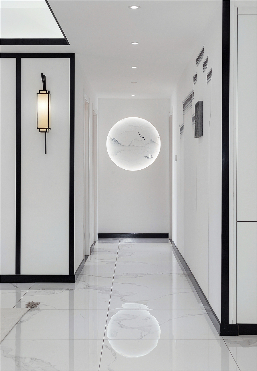 玄关的设计很特别,圆形灯带里面的墙纸非常的有意境,黑白的基调,有种