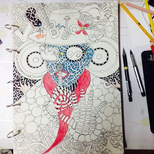 用黑色签字笔画清楚线稿,先画主体颜色,周围颜色是为主体服务