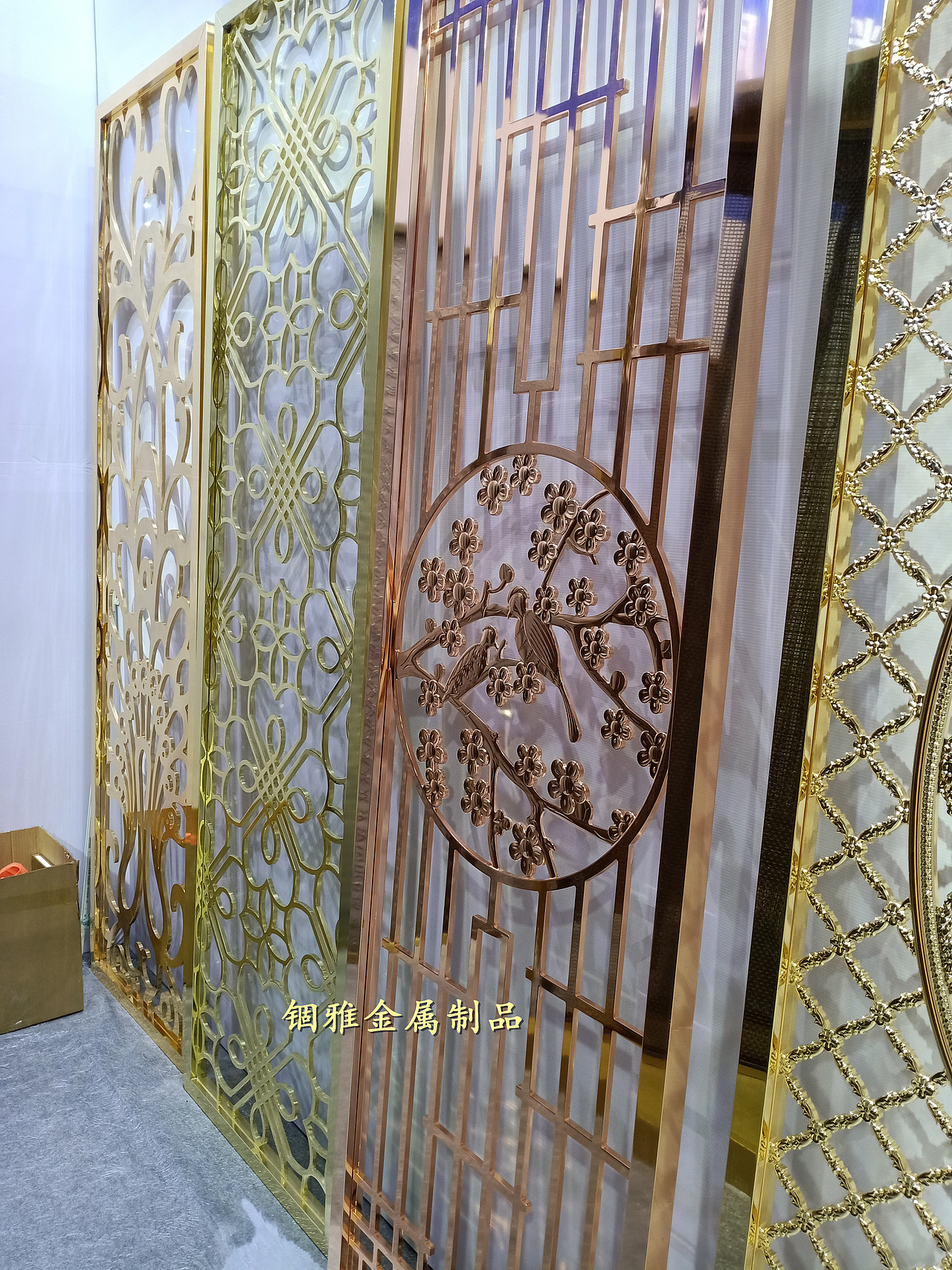 精美艺术铝板雕花镀金屏风，镜面K金铝艺屏风（图ZMjM0MjY0ODI0） - 建筑设计 - 站酷设计师锢雅18566019743原创素材 - 站酷ZCOOL