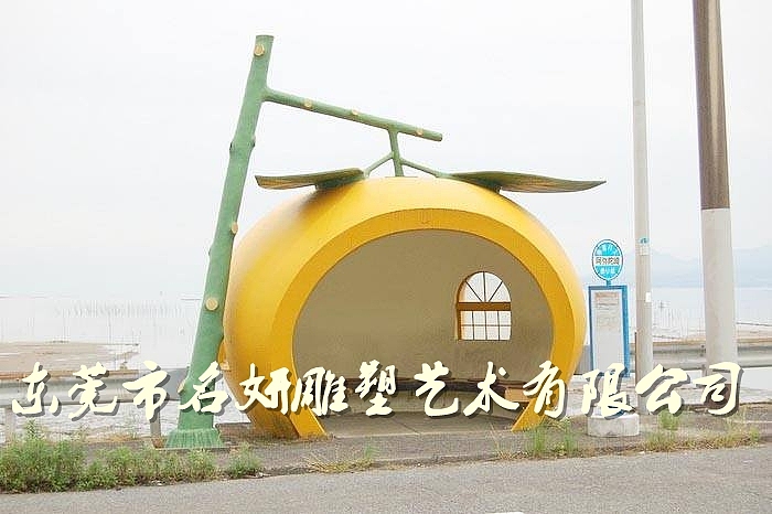 而创意玻璃钢草莓屋造型雕塑是静态,一动一静互相衬托