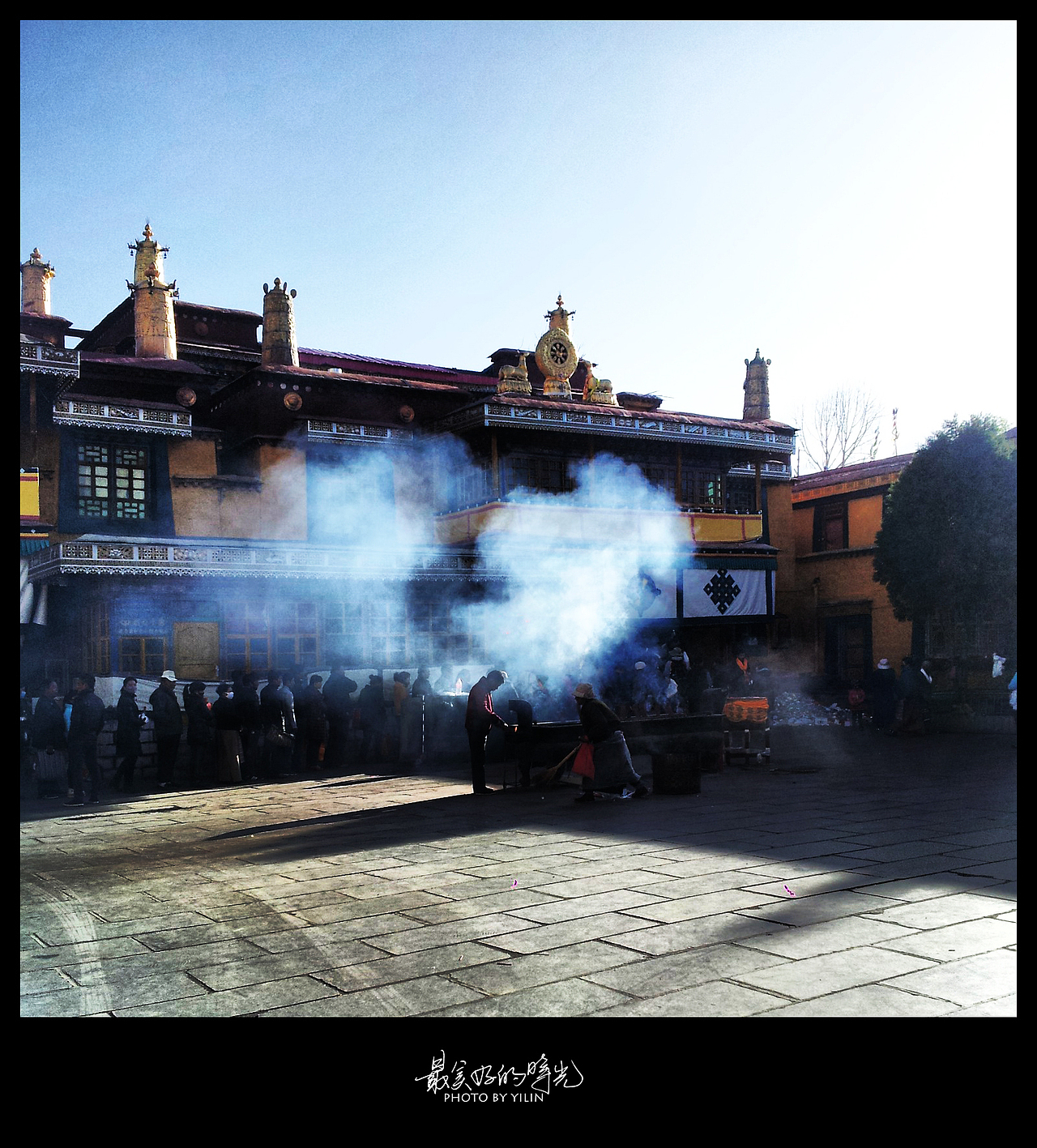 这里的财神爱喝酒，我们在门口买了酒和松枝，都是十块钱一件，当时是不用给钱的，拜完出来之后才给钱，他们也不会怕你跑掉，因为来拜财神的人，怎么会在乎这些香火钱呢？